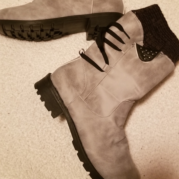 Womens boots - Picture 2 of 3